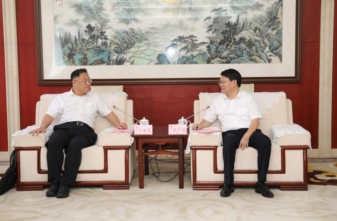 中智集團黨委書記、董事長卜玉龍與南昌市委副書記、市長萬廣明舉行會談