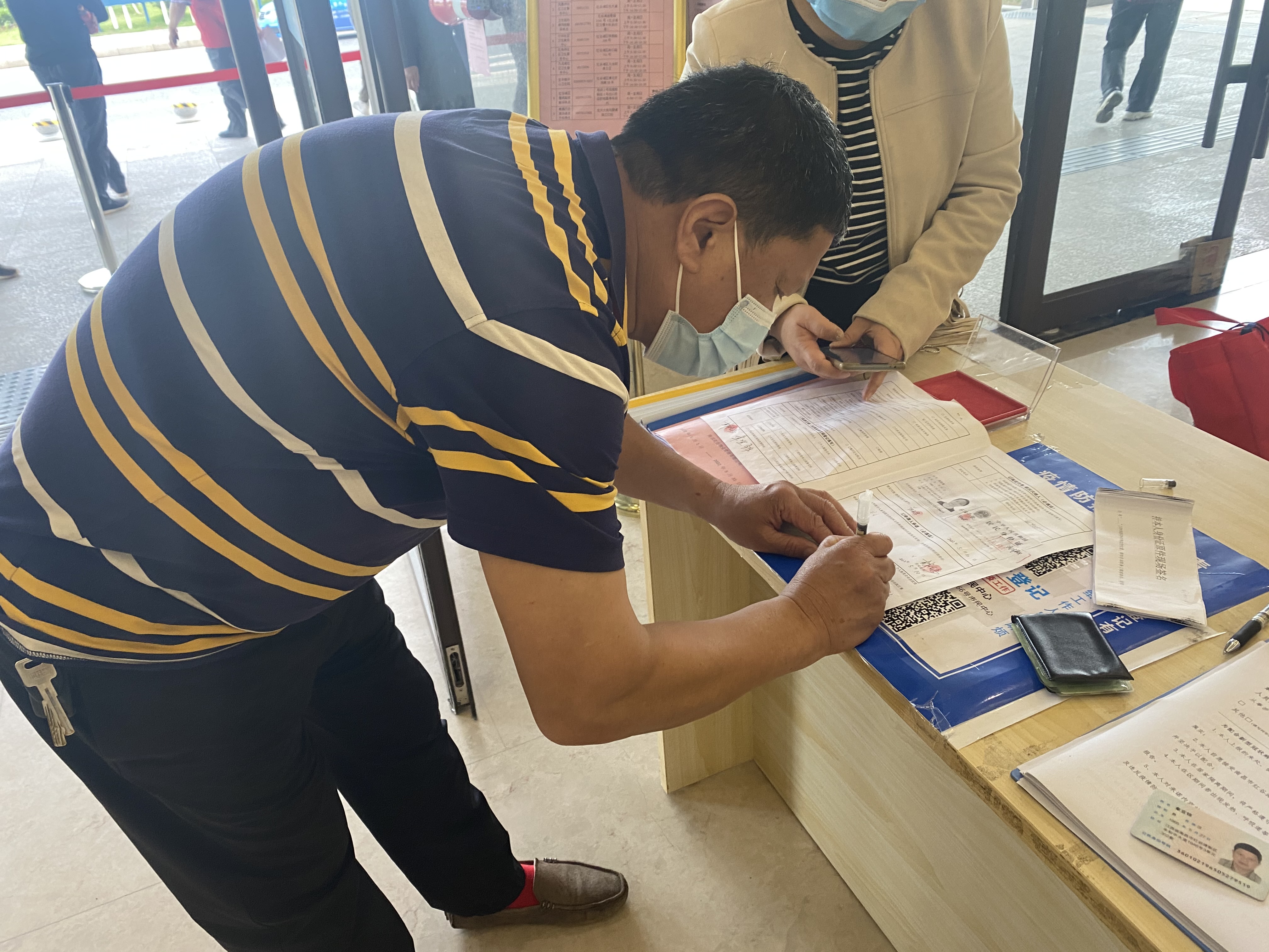 紅谷灘區(qū)政務(wù)大廳|助企惠民全力辦  “幫”到群眾心坎上